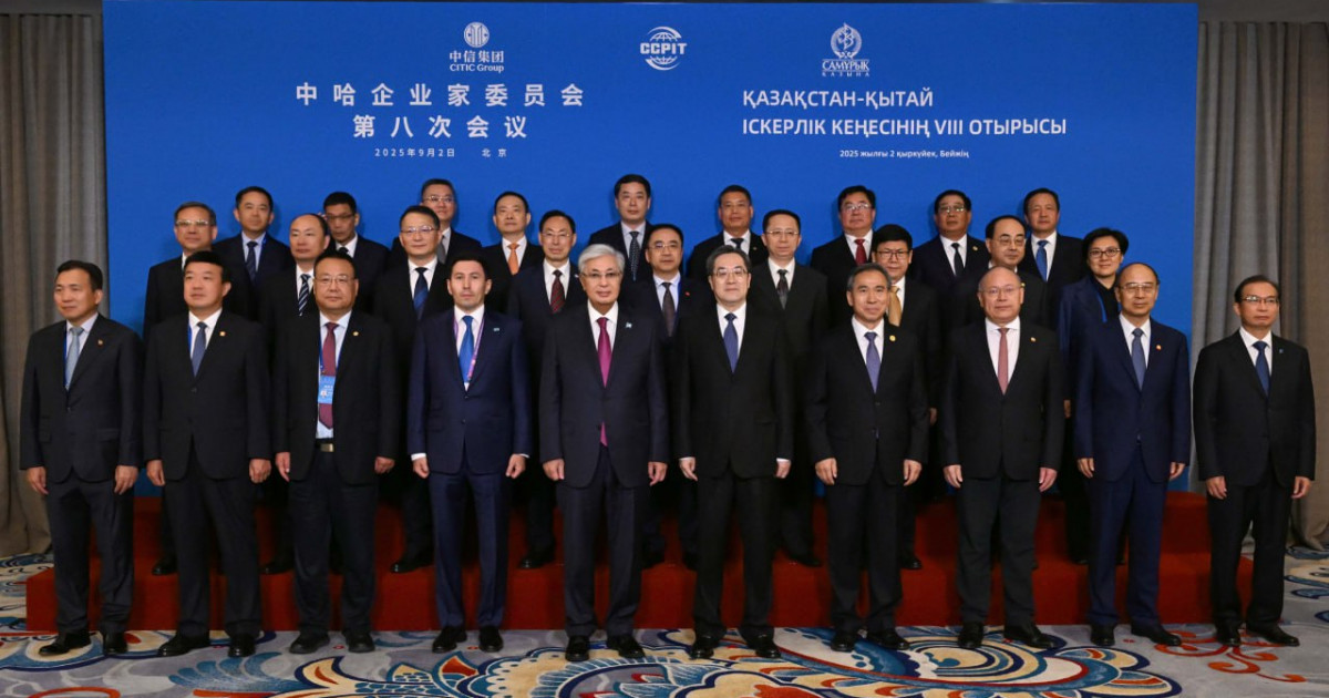 Қазақ-қытай іскерлік кеңесі: Президент Қытайдың ірі компания басшыларымен суретке түсті