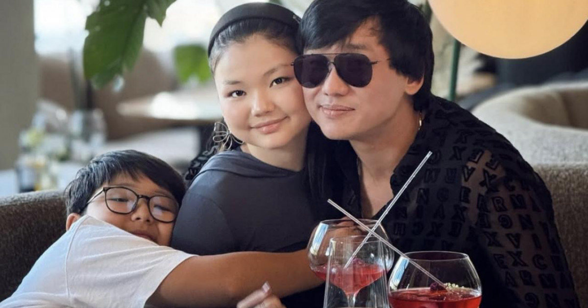 Азиялық әйел шеңберде трахает (порно)