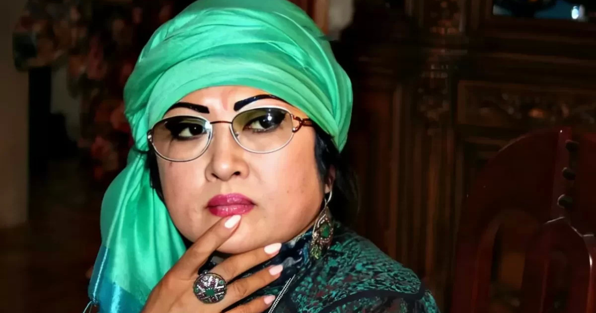 «Әкеміз өмірден озғалы, анамыздың батасымен келе жатырмыз»: Мақпал Жүнісова өзіне сын айтқан оқырманына жауап берді