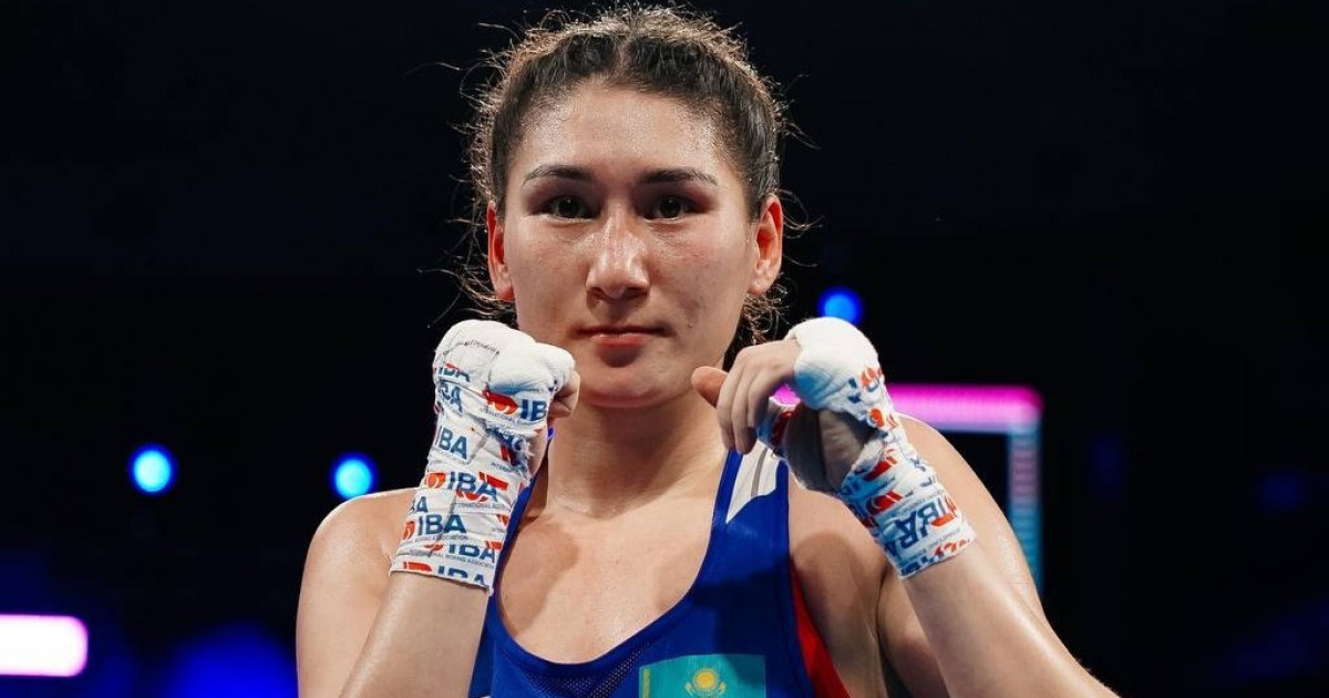 Әдемі жігіт құмарлана жұлқылайды