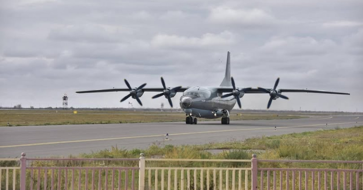 Былғары юбка киген сексуалды қыз