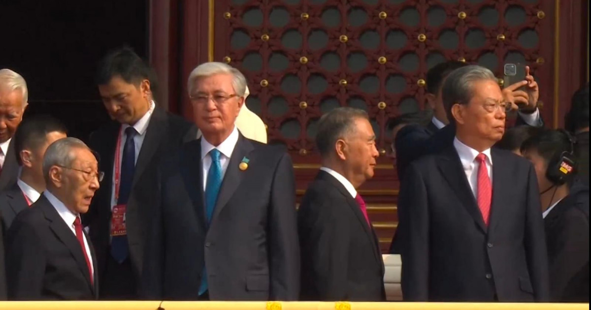 Мемлекет басшысы Қытайдағы әскери парадты тамашалады