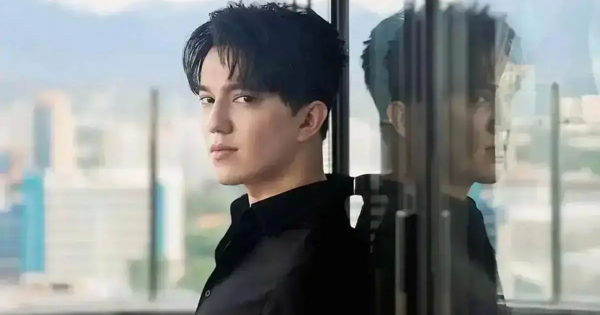 «Мен өте бай адаммын»: Димаш Құдайберген неге ескі телефон ұстап жүргенін айтты