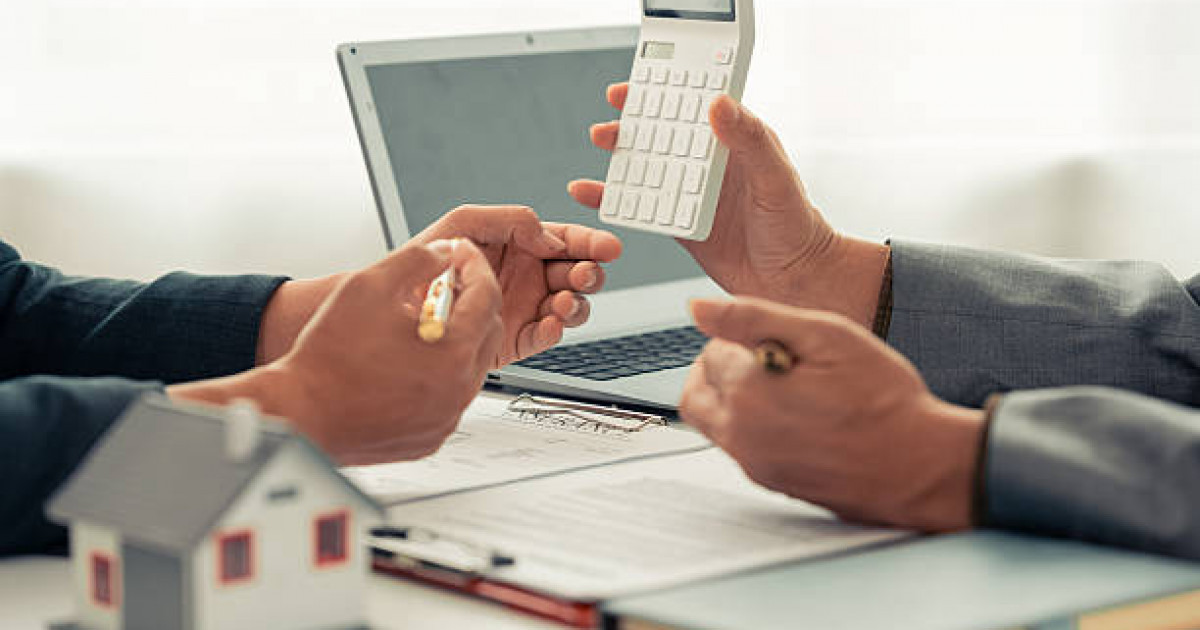 Көкіректі қайын енесі күйеу баласының порносын тыңдайды