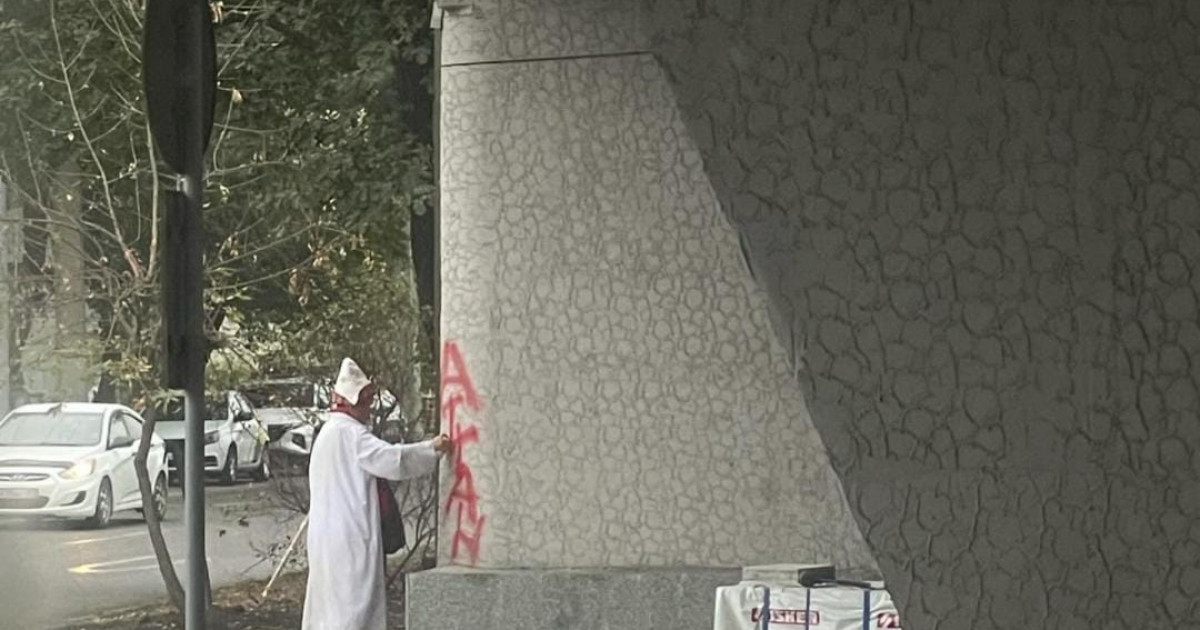 «Өзіне жуғызу керек»: Амантай қажы жақында жөндеуден өткен көпірді бүлдірді