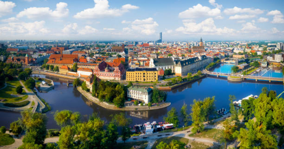 Қожайын құлдың аузына сисады