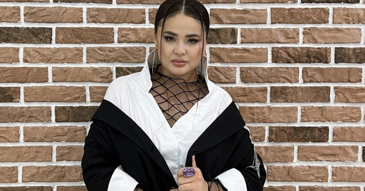 «Тіл білетіндер, үндемей өтіп кетейік!»: түрікше ән айтқан Мөлдір Мұқанова сынға қалды