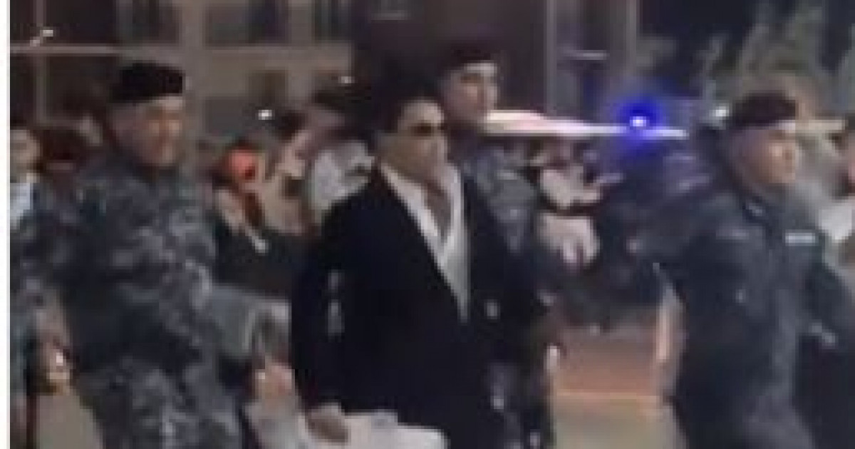 Күзетшімен жүрген әнші Kalifarniya көрерменнен қашып, ұятқа қалды (видео)