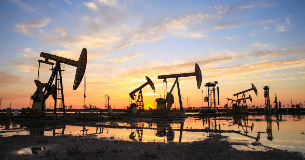 Таз жігіт ақ шұлықтағы кеуделі аққұбаны трахает Новокузнецктегі секс және эротика