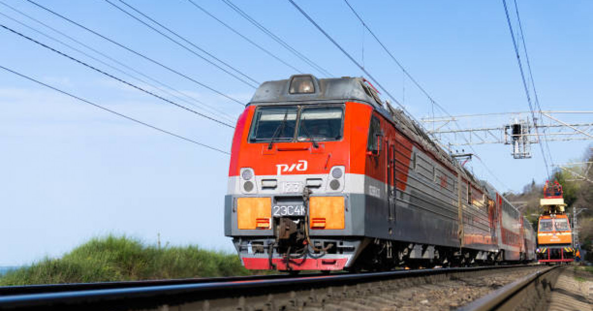 «Вагонның үстінде суретке түскен»: Шымкентте пойыздың үстіне шығып ойнаған баланы ток соқты