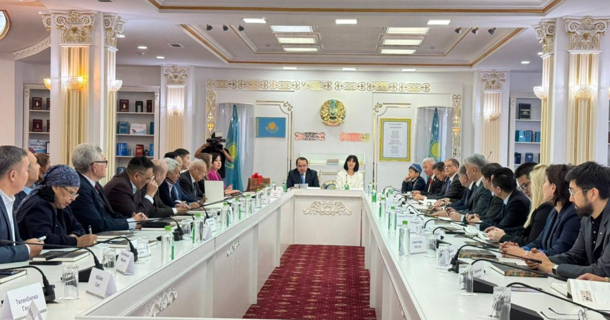 Абай Құнанбайұлының жеті тілге аударылған кітабы жарық көрді