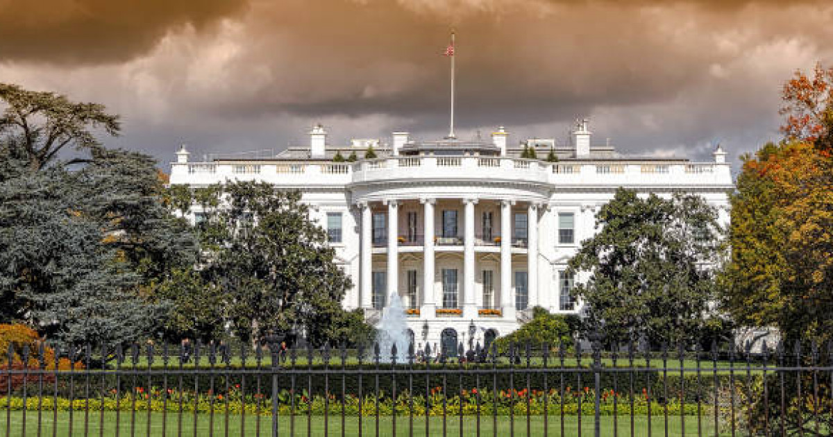 Ақ үй мыңдаған лауазымды қызметкерлерді қысқартуды бастады