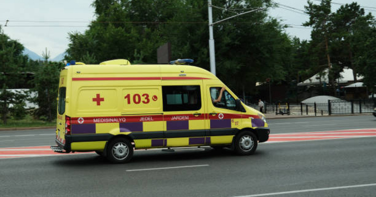 Атырауда полицей формасын киген ер адам дәрігерлермен жанжалдасты