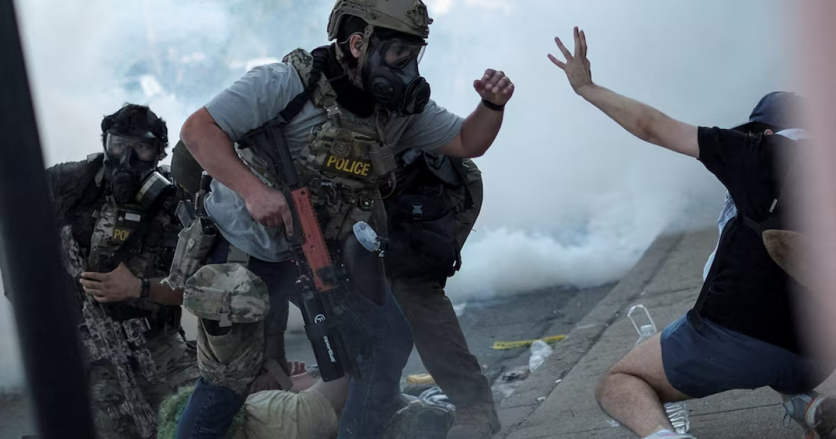 Чикагодағы наразылық кезінде шекара қызметі әйелге оқ атты