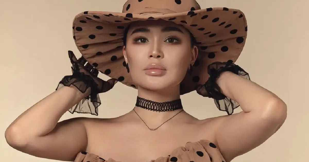 Порнодағы жас модель