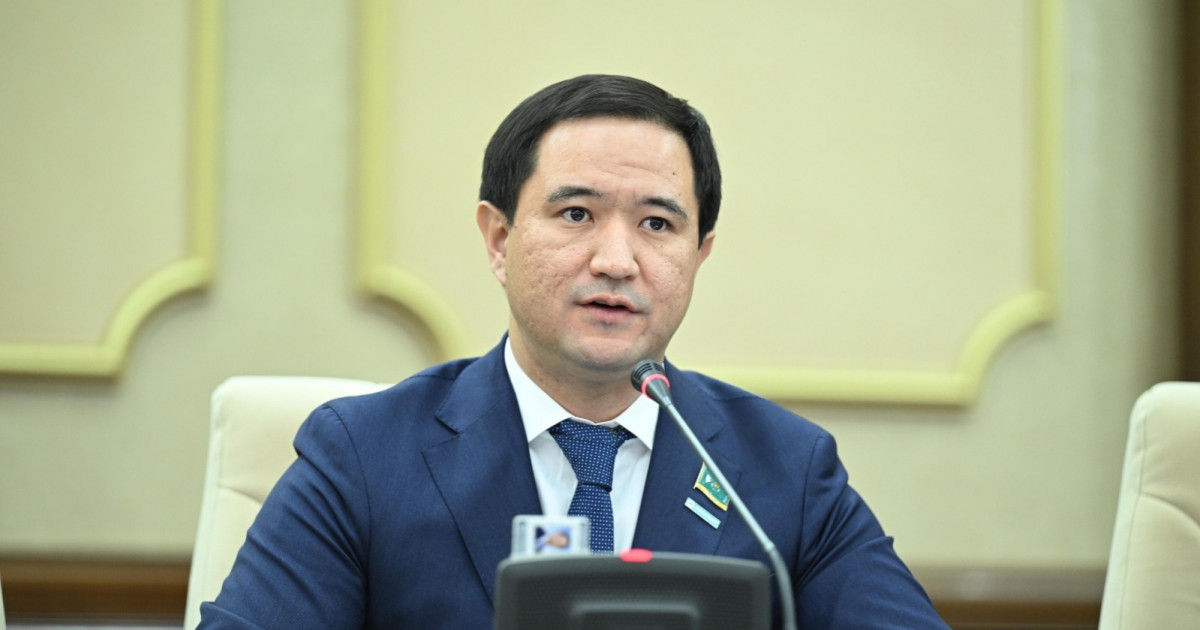 Әдемі топтық порнодағы жезөкшелер Әйел басқа бөлмеде жалаңаш жатып қалған.