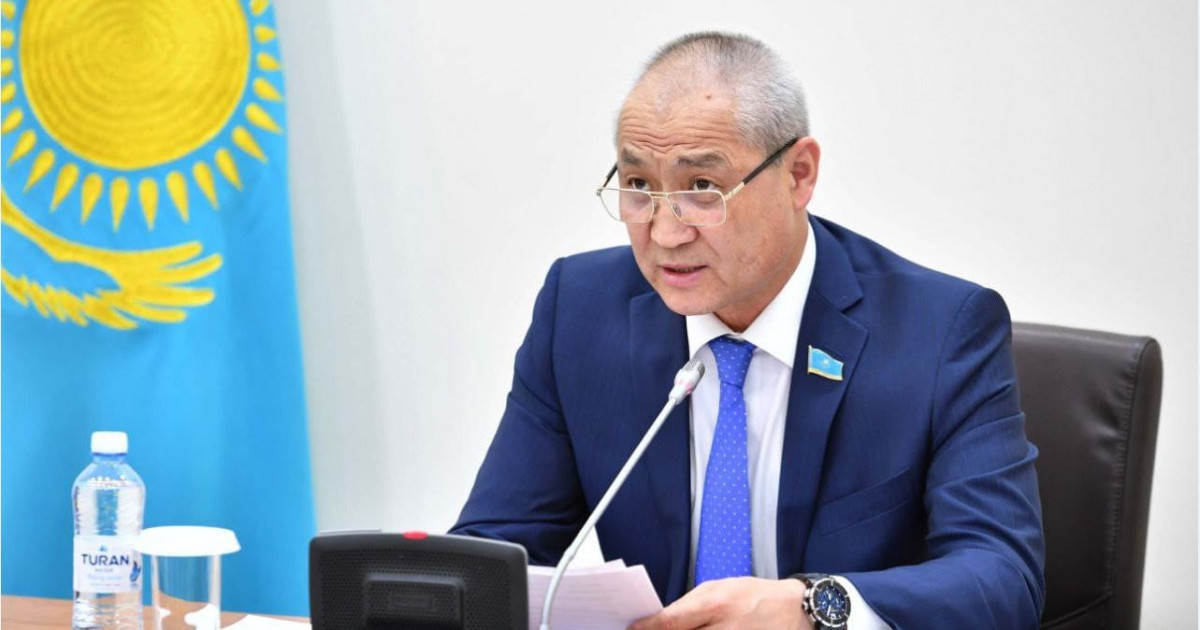 Түнгі көйлектегі жеке сурет Порно видео әйелімді порноға әкелді.