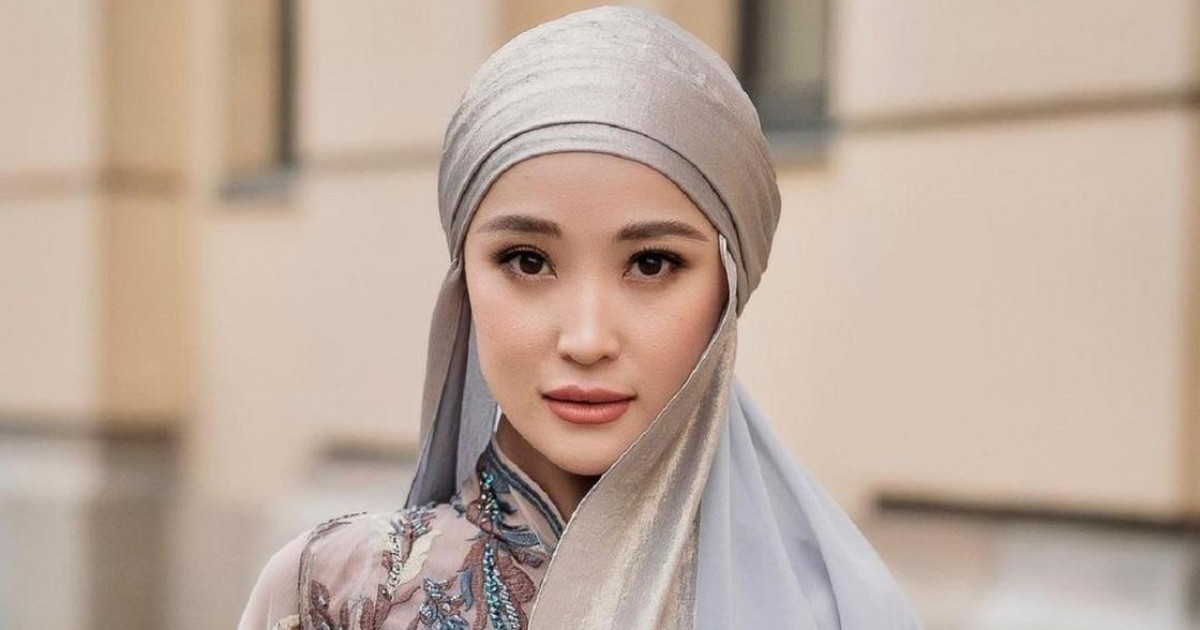 Франческа Джеймсті өзінің ыстық серіктесі түйреп, трахметке алады