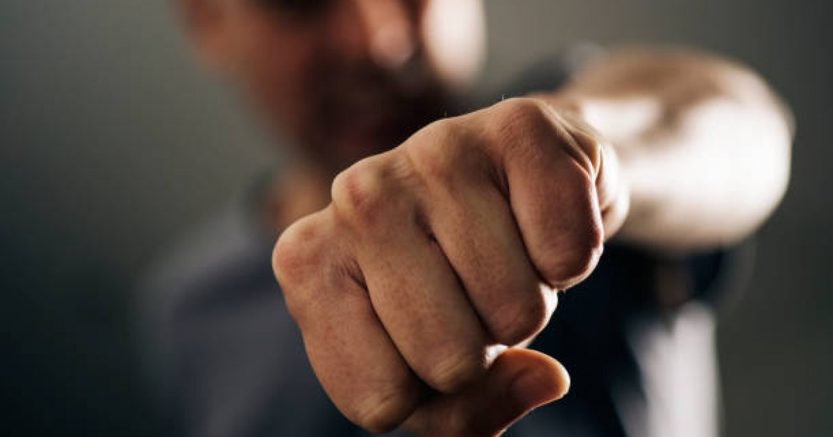 "Есін жоғалтса да, ұруды тоқтатпаған: алматылық келіншек 18 жастағы ұлын 20 шақты жігіттің аяусыз соққыға жыққанын айтты