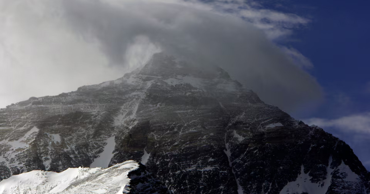 Эверестте 1000-ға жуық адам боранда қалып қойды