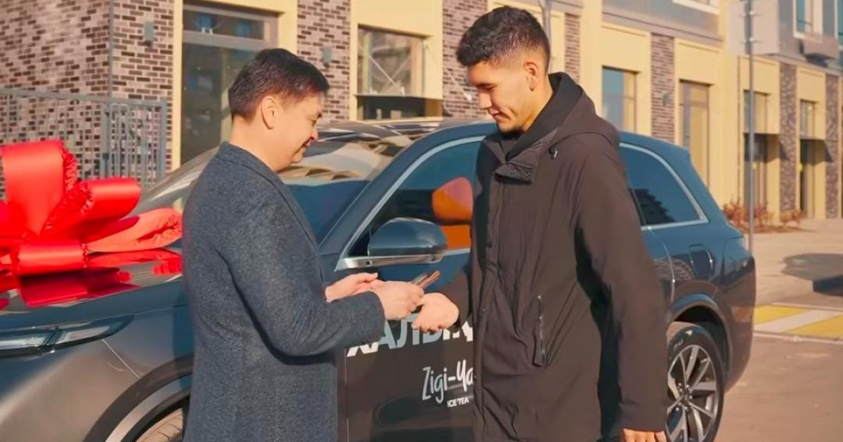 «Халықтың атынан!»: қақпашы Темірлан Анарбековке автокөлік сыйлады (ВИДЕО)