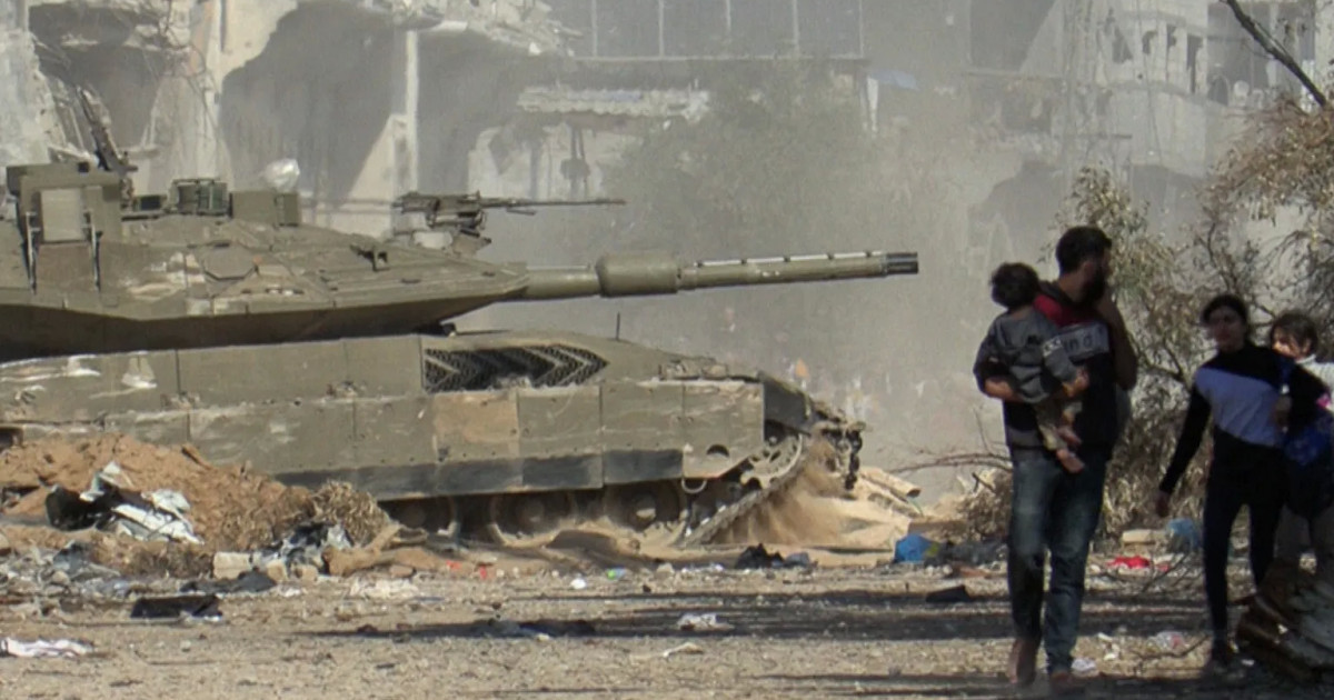 Жігіт бассейнде қыздың дымқыл үлкен сиськилерін сипалады