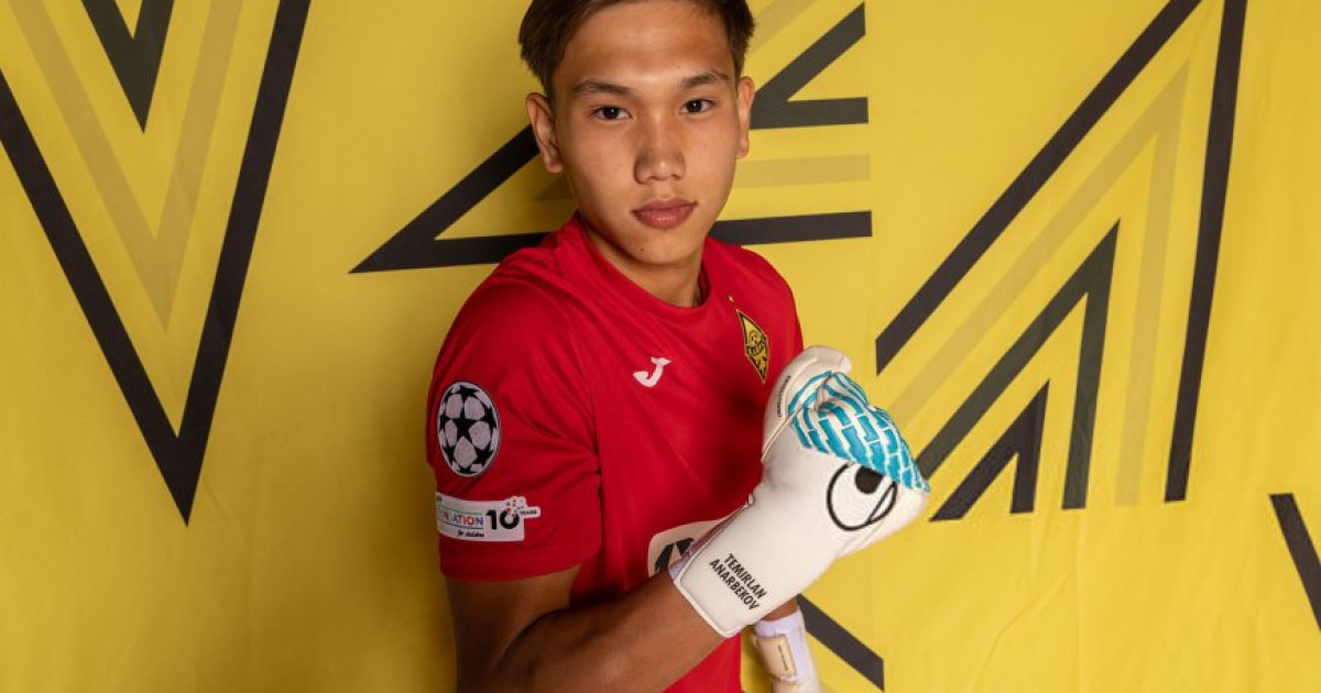 Офистегі партаның астындағы жасырын камера порно