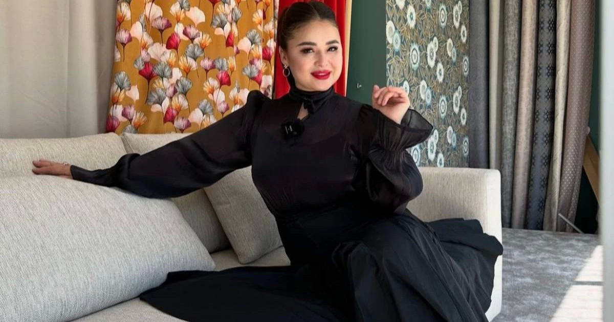 «Қорқыт бабамыз шошыған болар»: жанды дауыста ән айтқан Мөлдір Мұқанова елдің күлкісіне қалды