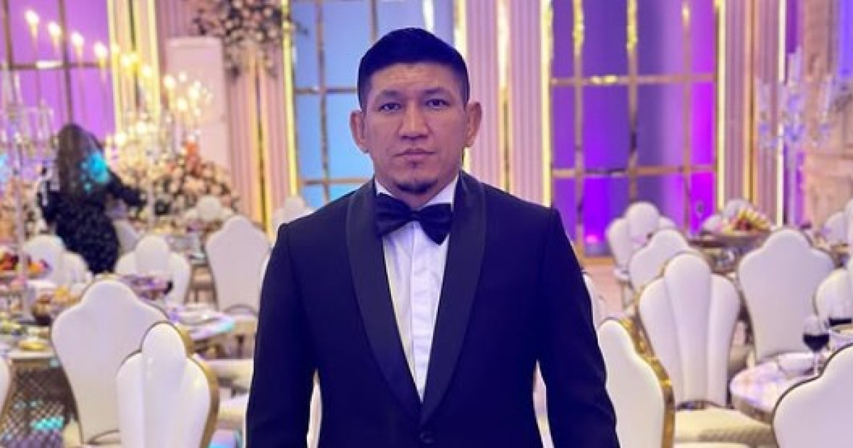 Үлкен әтеші бар транссексуал трахает алады Жалаңаш жалаңаш