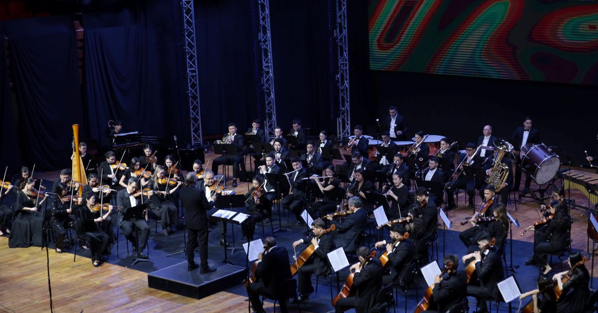 Әйелінің қызын сиқыған өгей әкенің порно видеосы