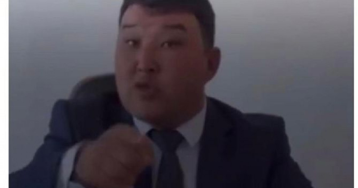 Жүргізуші бастығының әйелін сиқыған.