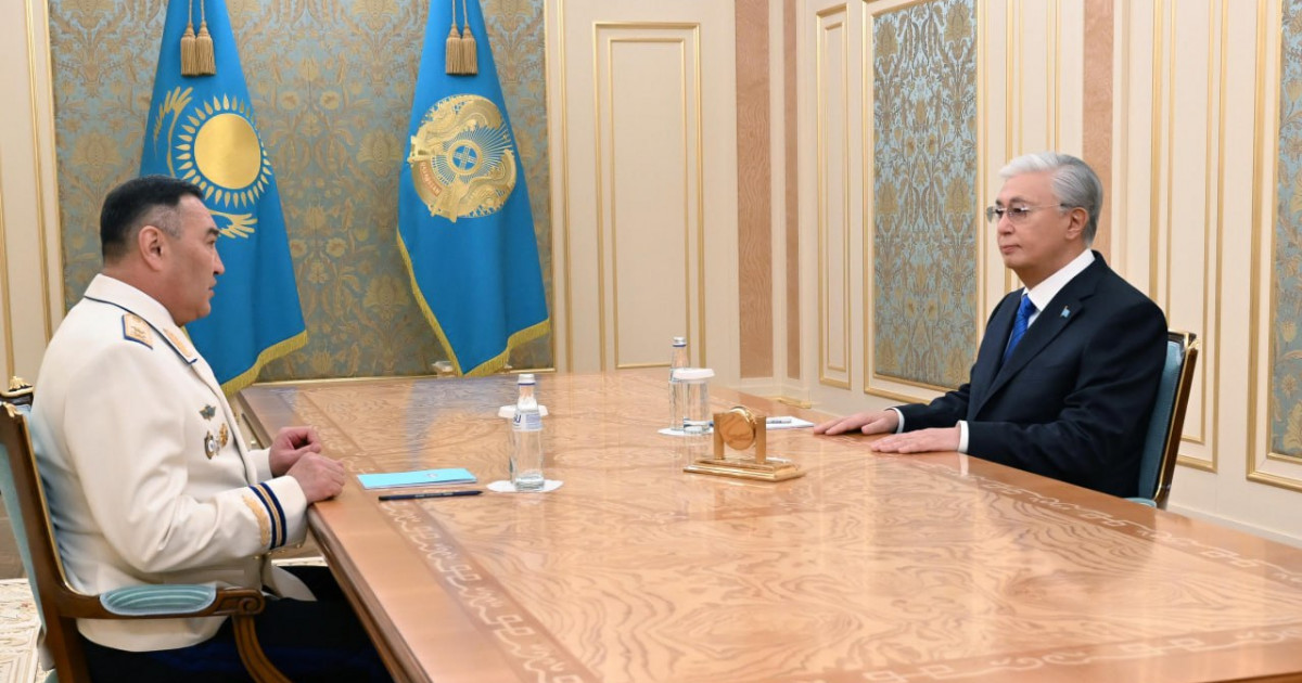 Смотреть порно онлайн: Әкесі қызын ұстап алды