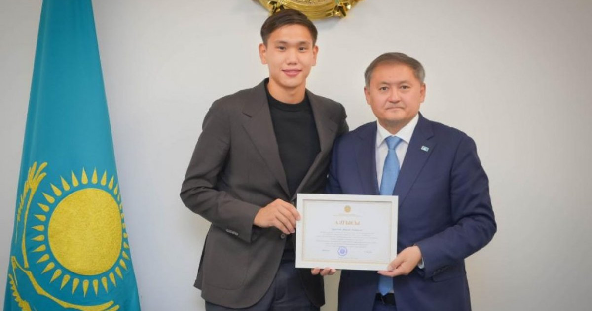 Министр Саясат Нұрбек Шерхан Қалмұрзаға ректорлық грант табыстады