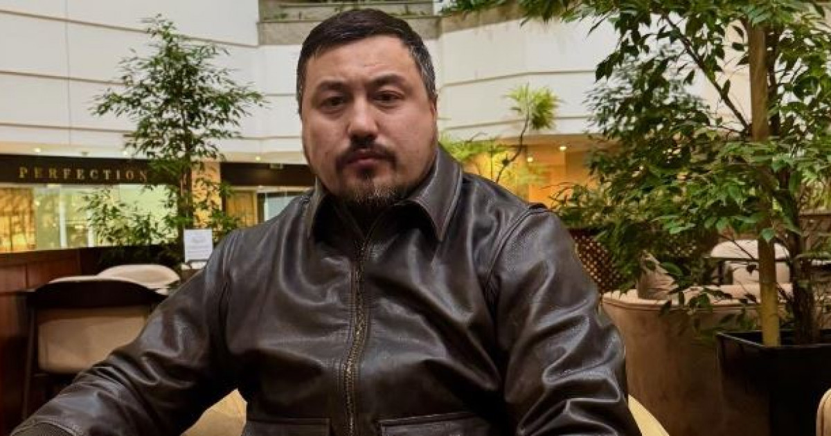 Ересек әйелді сипап жатыр