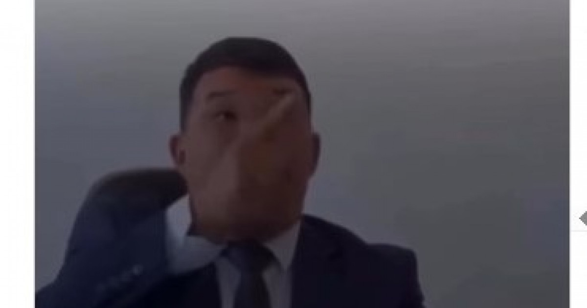 "Өзім үшін жұмыс істеп жатырмын. Кетіңдер!": Бейнежазбадан кейін әкімнің басы дауға қалды