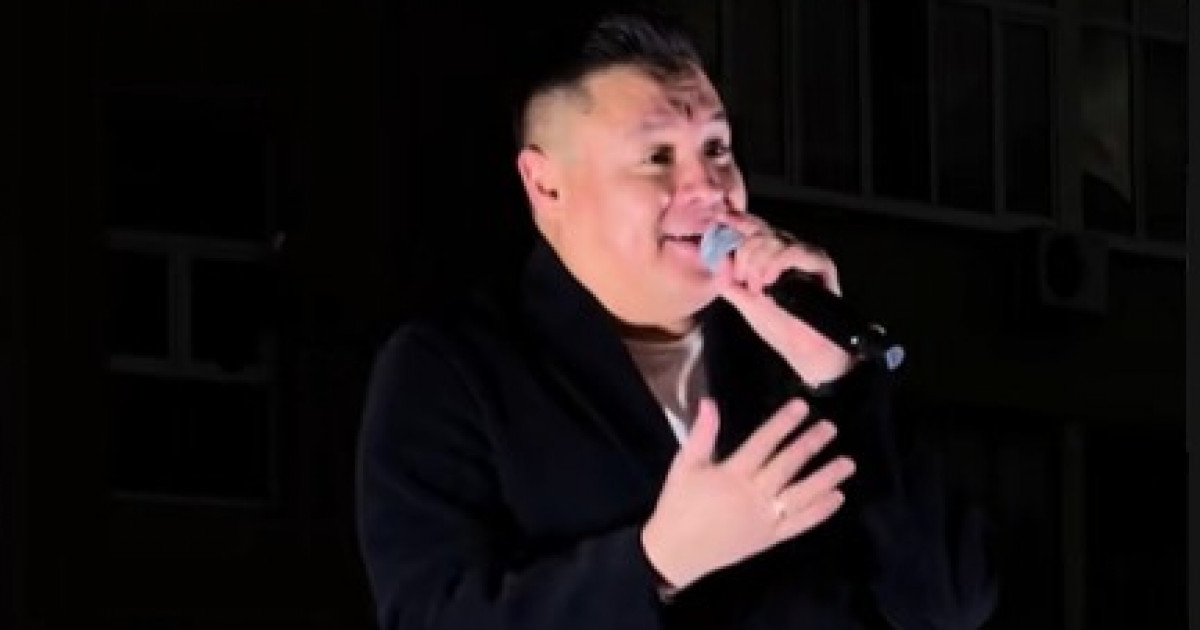 Сахнаға шықпай кеткен Қайрат Түнтековті жұрт танымай қалды (видео)