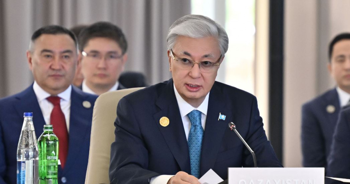 Брюнетка оның жопында қатты әтеш алады Жігіттің қызды үйіне жыныстық қатынасқа шақырған видеосы.