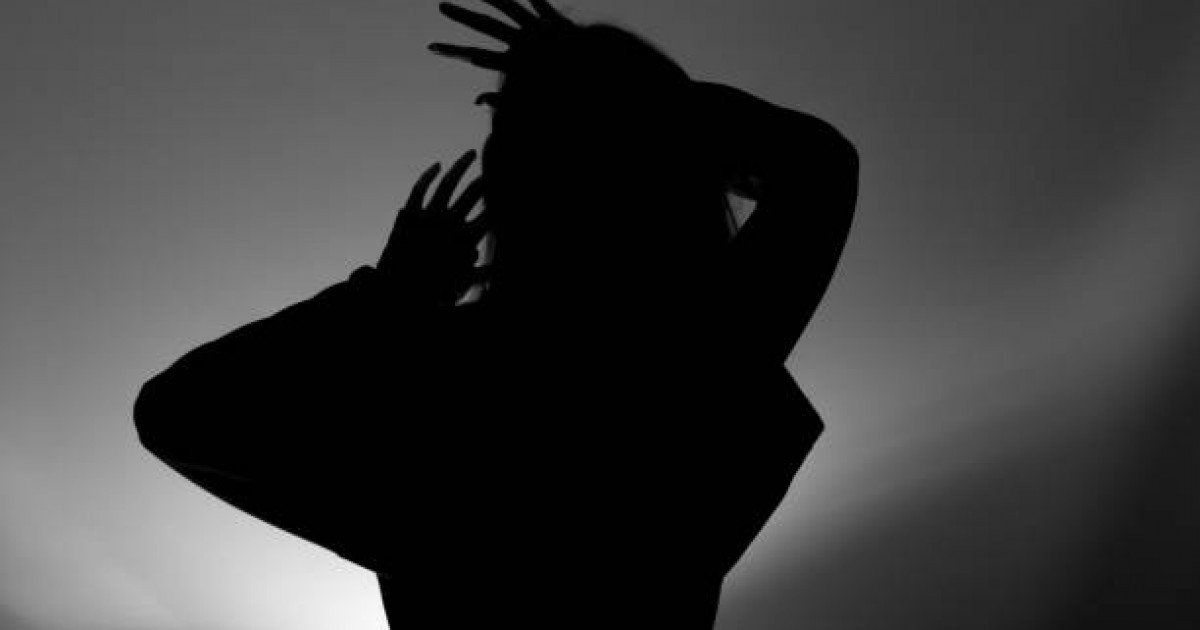 Қысқа шалбар киген қыздың жалаңаш суреті