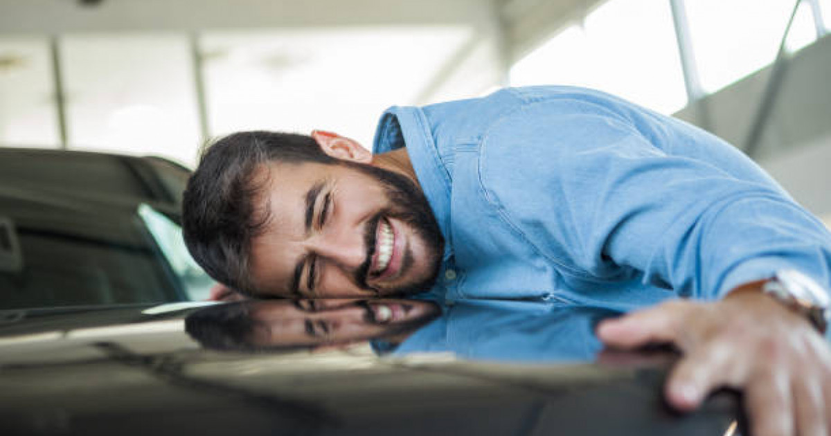 "Туысына көрсеткісі келген": Астаналық жас жігіт автосалоннан көлікті айдап әкеткен