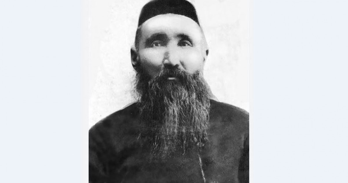 Ол ұялмай шешінді.