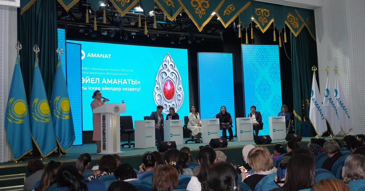 Ресейлік вафли жасаушы порно Марсель, Финн және Джейкпен жыныстық қатынас