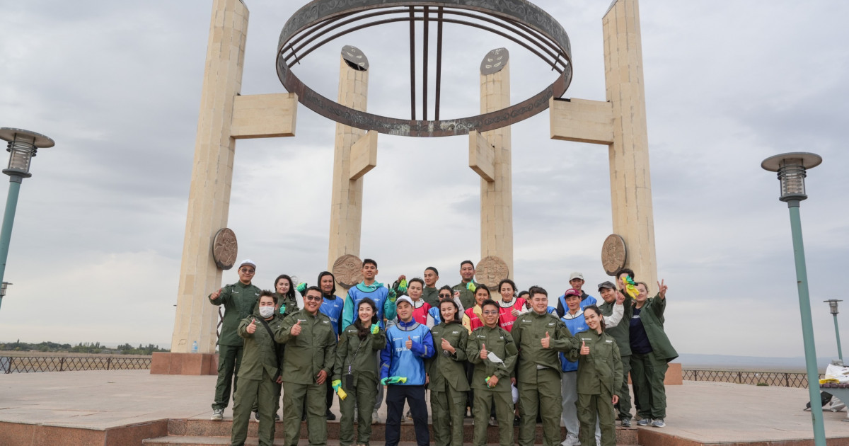 «Жастар рухы» Жастар қанатының белсенділері «Тұлғалар тұғыры» мемориалдық кешенін тазалады