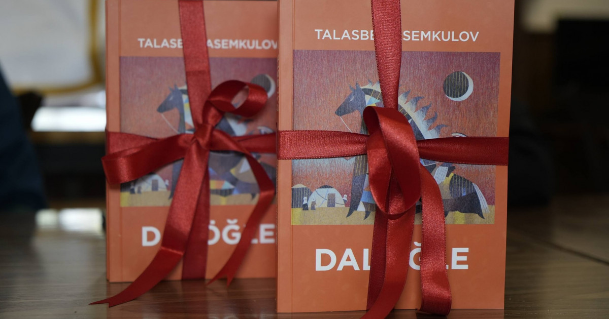 Сексуалды модель сән көрсетілімінде кеудесін бейнеге түсірді.