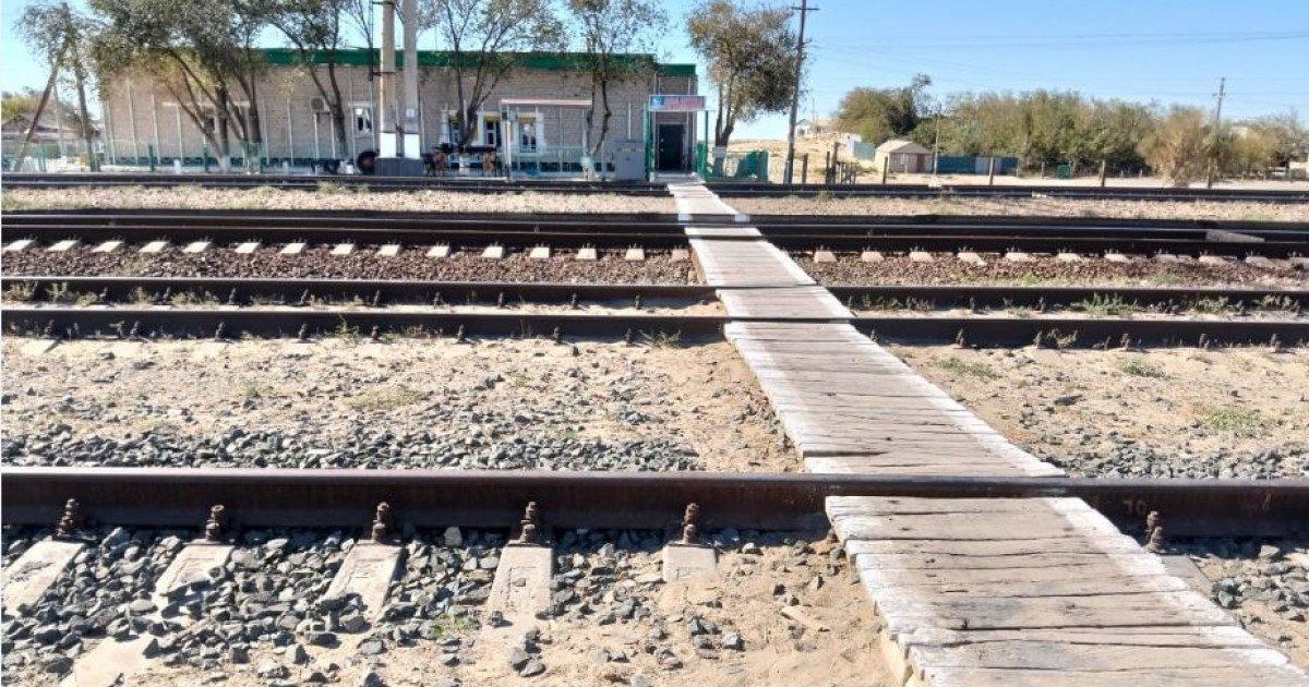 Жеткіншектер жеті рельсті аттап жүр