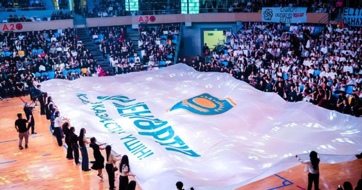 Астанада өткен студенттерді қабылдау кешінде «Заң және Тәртіп» алып туы жайылды