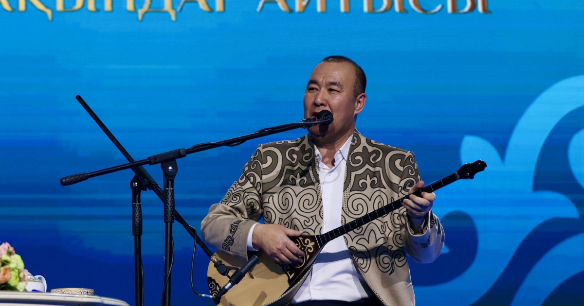 Ол келісіп, өзін берді. Ол келісіп, өзін берді.