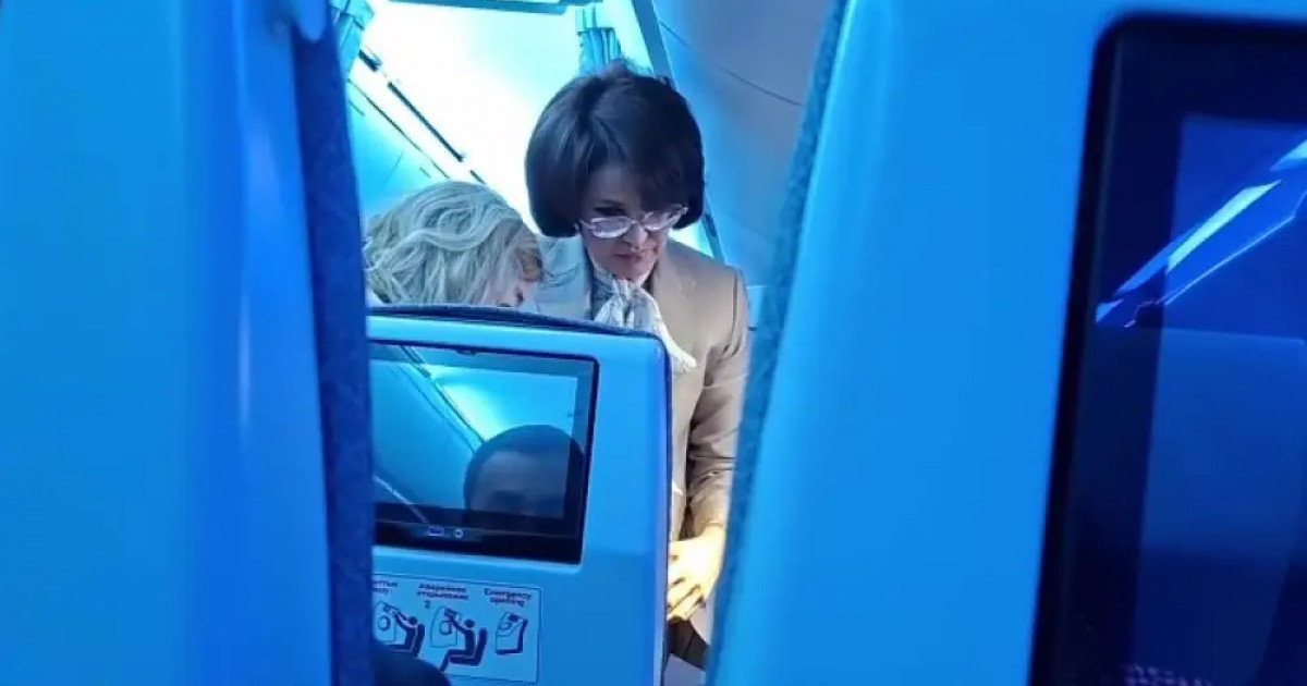 Денсаулық сақтау министрі ұшақта кімге көмектескені белгілі болды