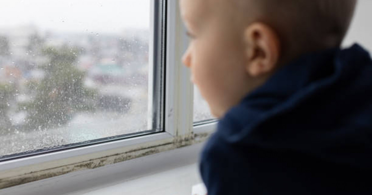 Көкшетауда екі сәби пәтер ішінде жалғыз қалып қойды