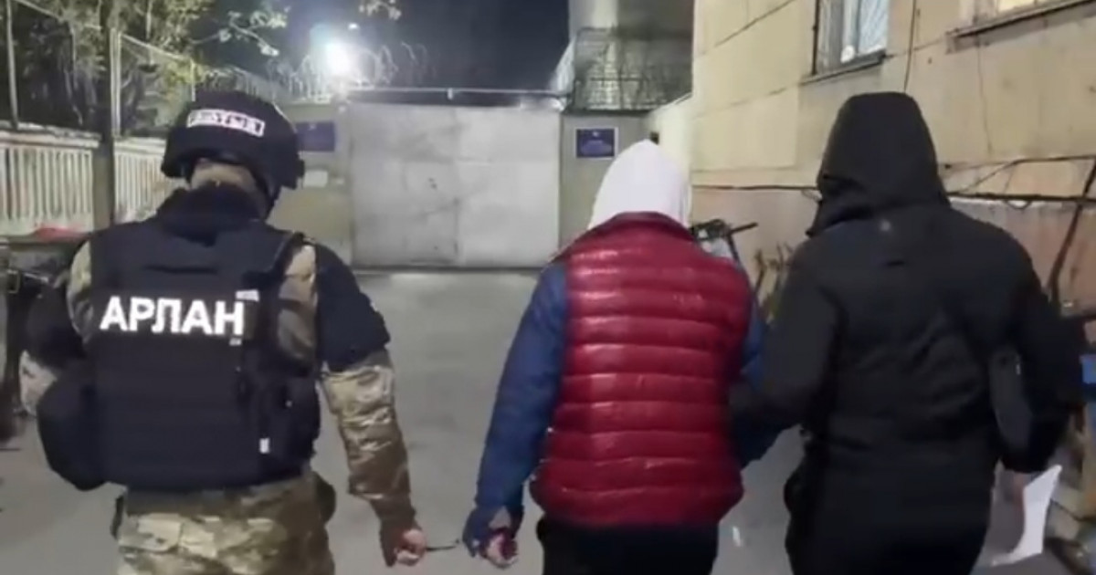 Шымкентте мемлекеттік қызметшіден 10 миллион теңге бопсалаған блогер ұсталды