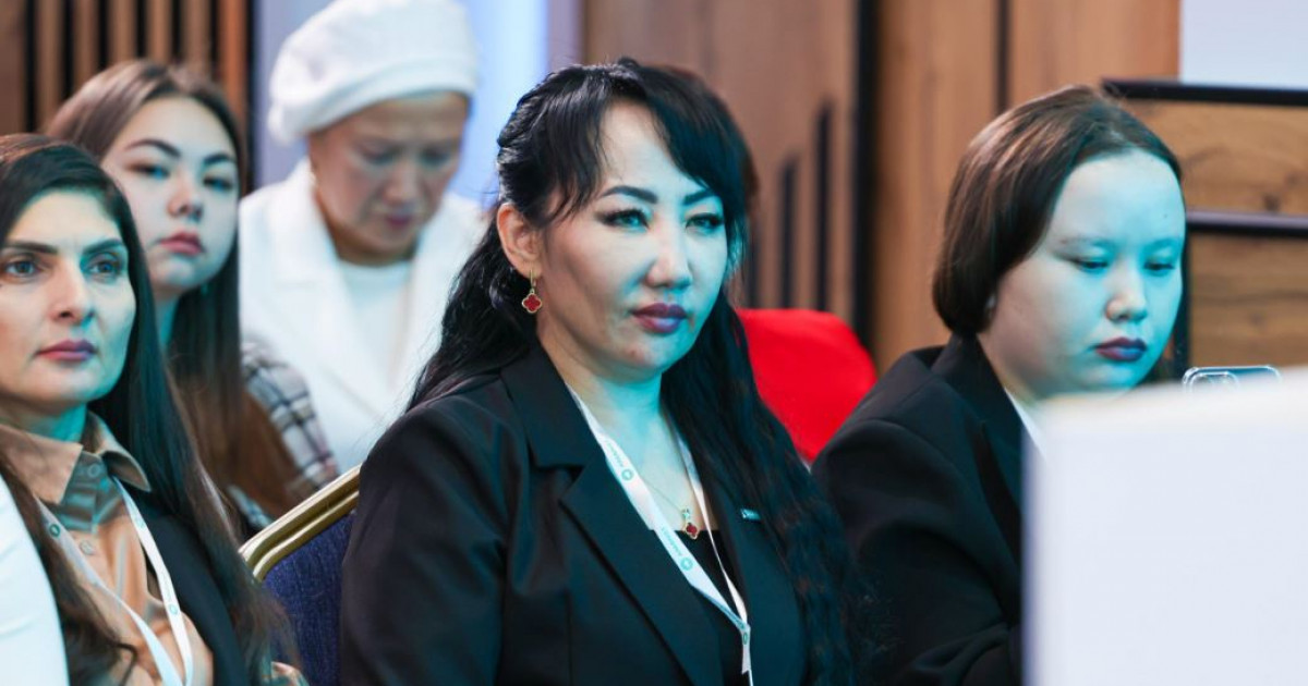 Әйелдердің зәр шығарып жатқан кездейсоқ фотосы